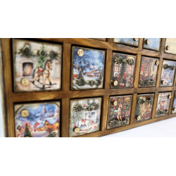 Drewniany kalendarz adwentowy z wiankiem 3D i LED – retro domek