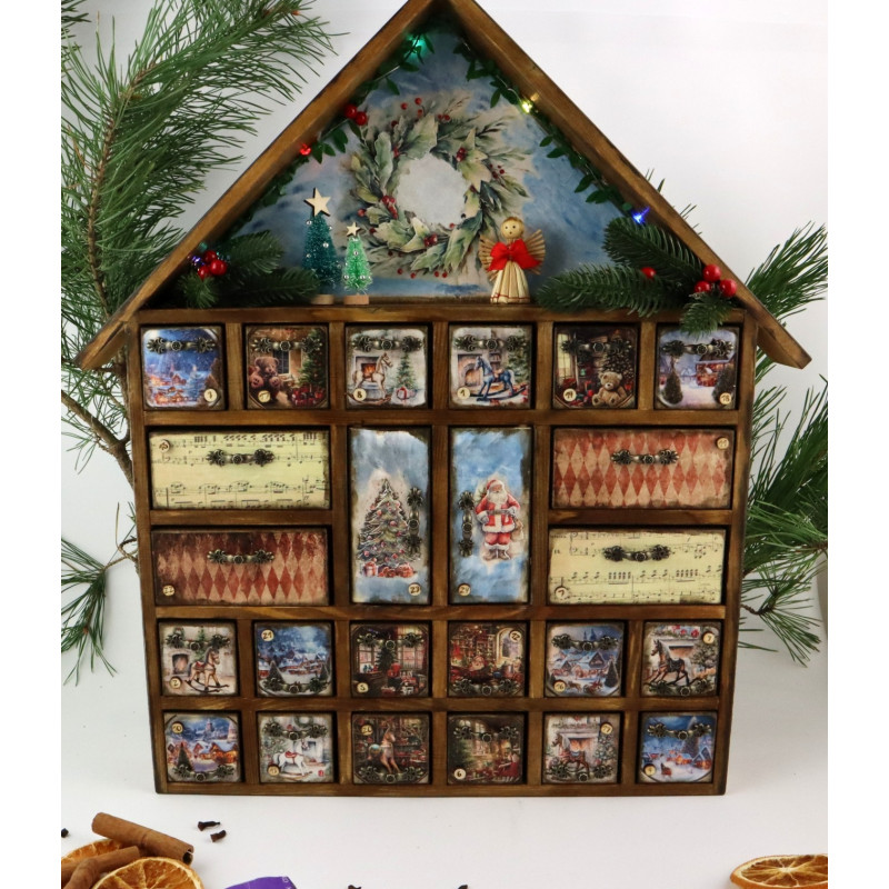 Drewniany kalendarz adwentowy z wiankiem 3D i LED – retro domek