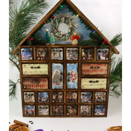 Drewniany kalendarz adwentowy z wiankiem 3D i LED – retro domek