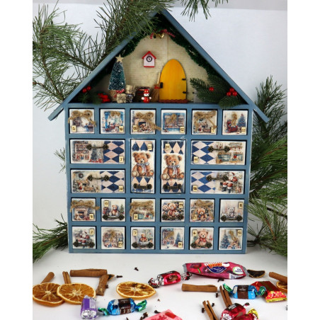 Drewniany kalendarz adwentowy domek z misiem 3D, LED, 24 szufladki