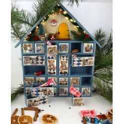 Drewniany kalendarz adwentowy domek z misiem 3D, LED, 24 szufladki