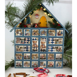 Drewniany kalendarz adwentowy domek z misiem 3D, LED, 24 szufladki