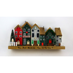 Drewniana dekoracja świąteczna z domkami i płotkiem handmade