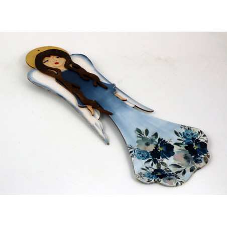 Drewniany anioł w niebieskiej sukni z kwiatami – ręcznie malowany