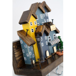 Mały drewniany wieszak z domkami – unikat handmade unikat