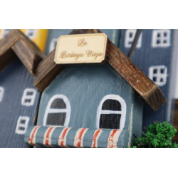 Mały drewniany wieszak z domkami – unikat handmade unikat