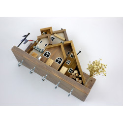 Drewniane miasteczko – wieszak z domkami | rękodzieło