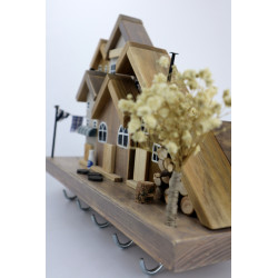 Drewniane miasteczko – wieszak z domkami | rękodzieło