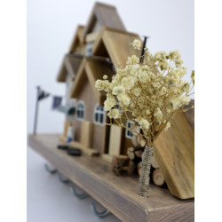 Drewniane miasteczko – wieszak z domkami | rękodzieło