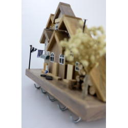 Drewniane miasteczko – wieszak z domkami | rękodzieło