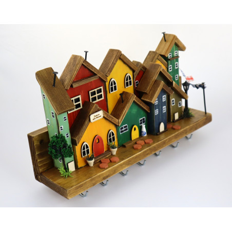 Kolorowe drewniane miasteczko 40 cm – wieszak z domkami handmade