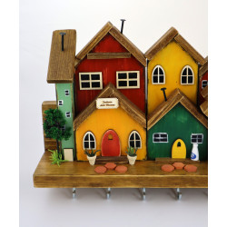 Kolorowe drewniane miasteczko 40 cm – wieszak z domkami handmade