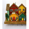 Kolorowe drewniane miasteczko 40 cm – wieszak z domkami handmade