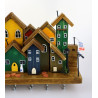 Kolorowe drewniane miasteczko 40 cm – wieszak z domkami handmade