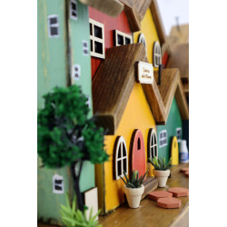 Kolorowe drewniane miasteczko 40 cm – wieszak z domkami handmade