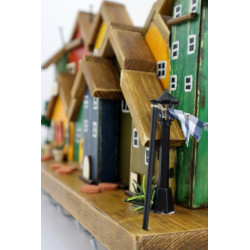 Kolorowe drewniane miasteczko 40 cm – wieszak z domkami handmade