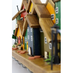 Kolorowe drewniane miasteczko 40 cm – wieszak z domkami handmade