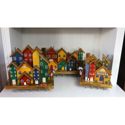 Kolorowe drewniane miasteczko 40 cm – wieszak z domkami handmade
