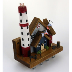 Nadmorskie drewniane miasteczko z latarnią – dekoracyjny wieszak