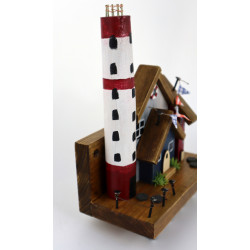 Nadmorskie drewniane miasteczko z latarnią – dekoracyjny wieszak