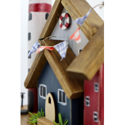 Nadmorskie drewniane miasteczko z latarnią – dekoracyjny wieszak