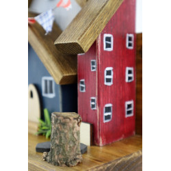 Nadmorskie drewniane miasteczko z latarnią – dekoracyjny wieszak