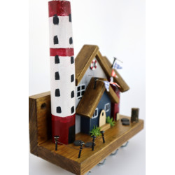 Nadmorskie drewniane miasteczko z latarnią – dekoracyjny wieszak