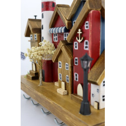 Drewniane Miasteczko Morskie – wieszak z latarnią| Kolekcja premium Krakowska Drewutnia