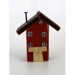 Drewniany domek dekoracyjny premium ceglasty z chorągiewkami 10 cm