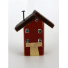 Drewniany domek dekoracyjny premium ceglasty z chorągiewkami 10 cm