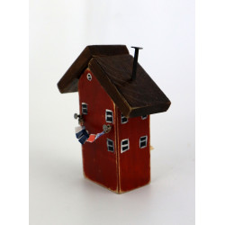 Drewniany domek dekoracyjny premium ceglasty z chorągiewkami 10 cm