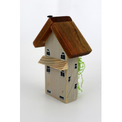 Drewniany domek dekoracyjny premium jasny z zielenią 11 cm