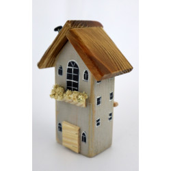 Drewniany domek dekoracyjny premium jasny z balkonikiem 11 cm