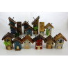 Drewniany domek dekoracyjny premium granatowy z praniem za oknem 12 cm