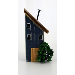 Drewniany domek dekoracyjny premium granatowy z praniem za oknem 12 cm