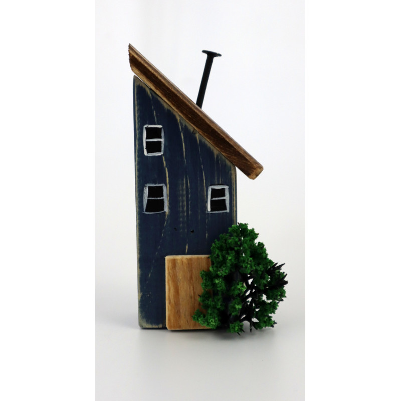 Drewniany domek dekoracyjny premium granatowy z praniem za oknem 12 cm