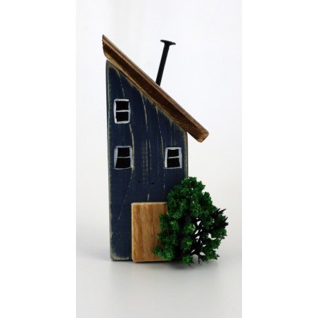 Drewniany domek dekoracyjny premium granatowy z praniem za oknem 12 cm