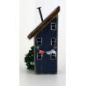 Drewniany domek dekoracyjny premium granatowy z praniem za oknem 12 cm