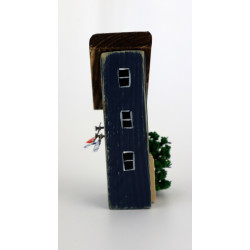 Drewniany domek dekoracyjny premium granatowy z praniem za oknem 12 cm