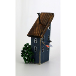 Drewniany domek dekoracyjny premium granatowy z praniem za oknem 12 cm