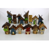 Drewniany domek dekoracyjny premium brązowy z zielenią 13,5 cm