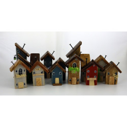 Drewniany domek dekoracyjny premium z czerwoną latarenką 11 cm