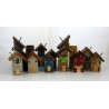 Drewniany domek dekoracyjny premium z czerwoną latarenką 11 cm
