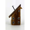 Drewniany domek dekoracyjny premium z czerwoną latarenką 11 cm