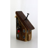 Drewniany domek dekoracyjny premium z czerwoną latarenką 11 cm