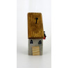 Drewniany domek dekoracyjny premium z czerwoną latarenką 11 cm