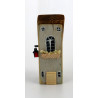 Drewniany domek dekoracyjny premium z czerwoną latarenką 11 cm