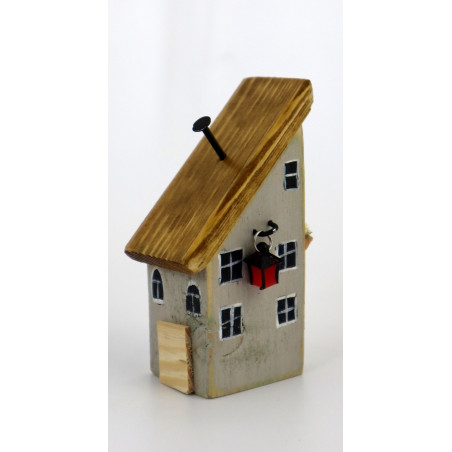 Drewniany domek dekoracyjny premium z czerwoną latarenką 11 cm