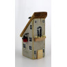 Drewniany domek dekoracyjny premium z czerwoną latarenką 11 cm