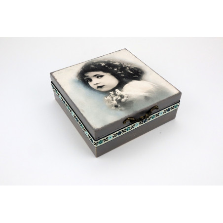 Dziewczynka ze stokrotkami